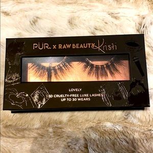 3-D Cruelty Free Luxe Lashes.